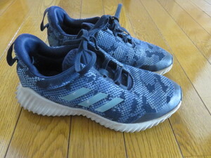 【中古】adidasスニーカー　２２．０