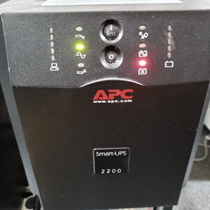 無停電電源装置 UPS APC Smart-UPS 2200VA USB & シリアル 100V 黒