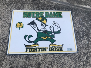 MADE IN USA★NOTRE DAME FIGHTIN IRISH★アメリカ製ブリキ看板☆ノーターデイムスタジアム☆アメフト☆ブライアンケリー☆ノートルダム大