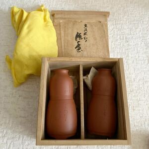 e512-60 常滑焼？ 朱泥 酒器 共箱 木箱入り 彫刻 お酒 陶器 酒器揃