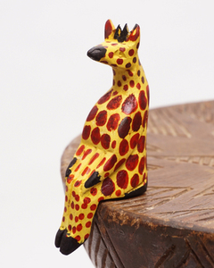 アフリカ　ケニア　お座り　アニマル　カラー　Sサイズ　キリン　木彫り　置き物