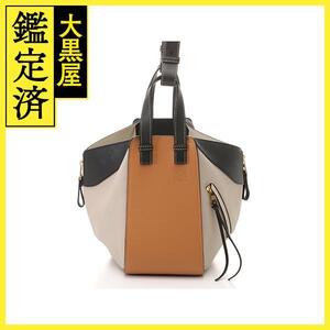 LOEWE　ショルダーバッグ　ハンモック　スモール　ブラック／キャメル／ベージュ　カーフ　387.30PS35　2120700011859【437】