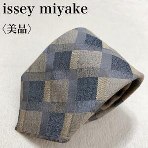 【美品】 issey miyake イッセイミヤケ ネクタイ チェック メンズ 高級感 ゴージャス ブランド ワンポイントロゴ 日本製 シルク100％ M58