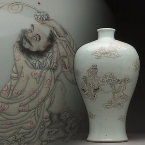 EU073 中国美術 清代 粉彩羅漢文瓶子・粉彩羅漢梅瓶 高32cm 重1.9kg・花瓶・花入・花生 中国古陶磁