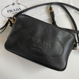 【極美品★保存袋付】PRADA プラダ ショルダーバッグ 斜め掛け ロゴ型押し ビッグロゴ エンボス 三角ロゴ レザー 黒 ブラック 1BH089