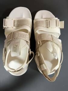 WMNS NIKE CANYON SANDAL ナイキの婦人用サンダル