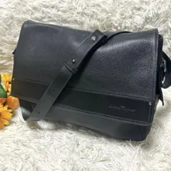 Salvatore Ferragamo フェラガモ　黒　革　メッセンジャーバッグ