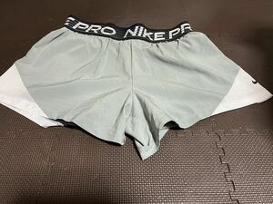 新品NIKEウエストロゴ入り、ストレッチパンツ付き、グレー、白メッシュ、ロゴ黒ストレッチハーフパンツ　サイズＭ