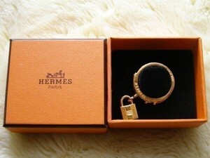 ☆送料無料☆HERMES　エルメス　グリーンレザー＆ゴールドチャーム付　スカーフリング(USED・少し難あり)