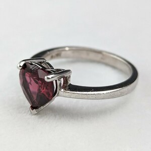 英国ヴィンテージジュエリー ハート型ルビーカラーガラス 純銀リング（11号）指輪