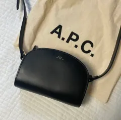 【雷市場（ポンジャン）商品韓国直送】 APC A.P.C(アー・ペー・セー) ハーフムーン ブラック サフィアーノ