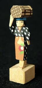 ☆彡　小さな木彫人形　シバを頭に乗せた女性　 /農民美術