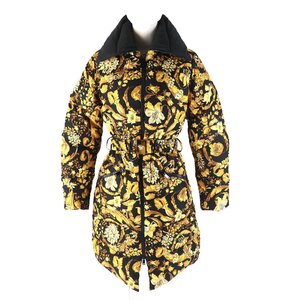 極美品△VERSACE ヴェルサーチ 2021年製 1002795 メデューサバックルベルト付き バロック柄 ダウンコート ブラック イエロー系36 正規品