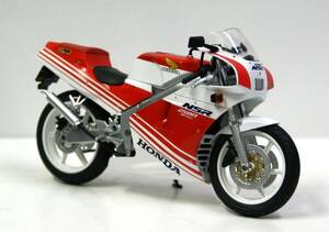 【アオシマ/スカイネット】1/12 ホンダ NSR250R 1988年 ファイティングレッド/ホワイト（ 商品№ 11156)の完成バイクモデル