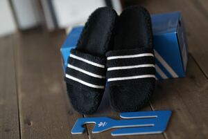 新品 adidas ORIGINALS ADILETTE W テディフリース サンダル アディダス アディレッタ オリジナル もこもこ スリッパ 黒 25.5