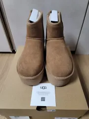 【雷市場（ポンジャン）商品韓国直送】 UGG(アグ) クラシック ミニ フラットフォーム ブーツ チェスナット 230mm