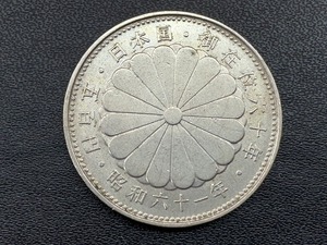 241102●○当時物　古銭　昭和61年　天皇陛下御在位六十年　五百円硬貨　500円硬貨　白銅貨　現状品○●