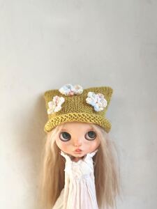 ブライスblythe アウトフィット　お花付きネコcap マスタード　ニット帽　帽子　カスタムブライス　ドール　アイシードール　着せ替え人形