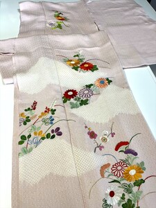 花とら●リサイクル着物　色留袖　薄ピンク　綸子　紗綾型　花　刺繍　リメイク　素材　細工用 　　　240521