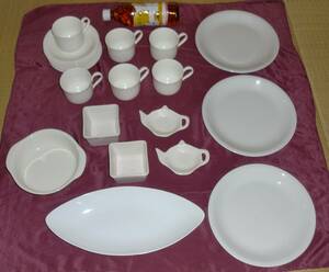 白シンプル陶器食器セット２０点以上　未使用カップセット（６人分）大皿小皿小鉢等　葉っぱ型大皿ティーポット型小皿など飾りものにも