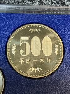 即決あり！　平成14年　ミントセット　出し　500円　硬貨　未使用品　１枚 　送料全国110円 ペーパーコインホルダー発送