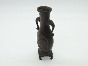 R-062050　古玩　古銅　麒麟と亀の図　使い込むほどに深みが出る両取っ手付きの花瓶(花器、四つ脚、一輪挿し)(R-062050)