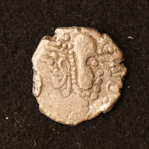 古代インド チャウルキヤ朝「ガッドヘイヤ・パイサ」銀貨（850-950）[E3138]コイン　