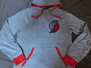 USA購入 adidas製 NBAオフィシャル ポートランドトレイルブレイザーズ【Portland TrailBlazers】 刺繍ワッペン付 プルオーバーパーカーUS L