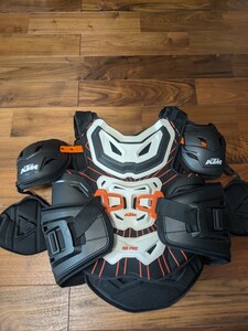 LEATT チェストプロテクター プロテクター　KTM