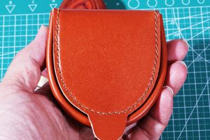 新デザイン半円型（馬蹄型）小銭入れコインケース手縫い　本革ハンドメイド赤茶