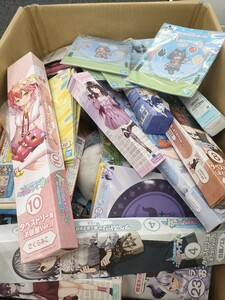 ◎0609/1901 1円〜　アニメグッズ　約12.5キロ まとめ 大量 ラブライブ ウマ娘　ホロライブ　他　缶バッジ/アクリルスタンド等　※同梱不可