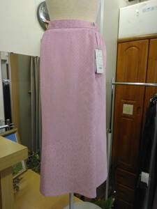 品の良いピンクに銀の細かい模様のロングスカート