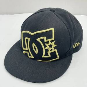 送料無料h53137 NEW ERA ニューエラ DC キャップ ブラック ゴールド ロゴ 57.7cm メンズ ファッション