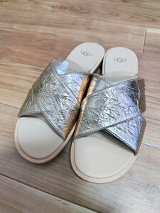  UGG メタリック フラット　サンダル ゴールド