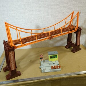 プラレール きかんしゃトーマス ぐらぐらつり橋 ＋ 音入り踏切 情景部品 タイ製 未チェック 詳細不明 ジャンク扱い TOMY