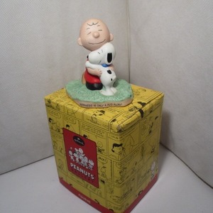 ビンテージ Hallmark SNOOPY HUGS FIGURINE Kl277