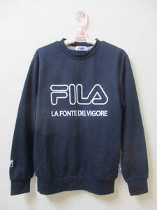 ＦＩＬＡ　トレーナー　メンズ　Ｓ　チェスト80cm～88cm　身長155cm～165cm　濃紺・白プリント　右袖・ロゴ刺繍　左裾タグ