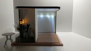 ハンドメイド ドールハウス 暖かいガーデンライトに照らされた小さな庭付き　間接照明のあるお部屋