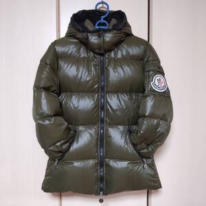 稀少サイズ２ モンクレール バディア MONCLER BADIA ダウンジャケット デカワッペン/デカロゴ フード付き カーキ L位 送料無料