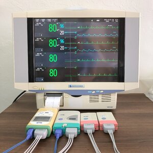 日本光電 4人用セントラルモニタ 送信機4台 心電図 酸素飽和度 取扱説明書 nihonkohden 患者 生体情報モニタ 病院 動物 医用テレメータ