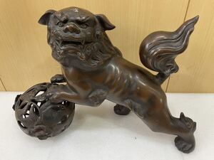 RM9173 現状品 置物 鉄製　玉乗り獅子　玉獅子　狛犬　シーサー　オブジェ　金属工芸　飾り物　魔除け　重量：約10.7㎏　現状品 0905