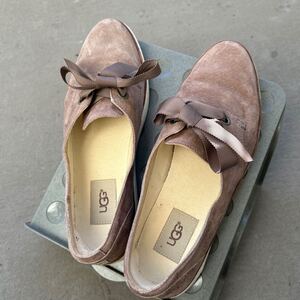 UGG ブラウン スエード モカシン リボン付き