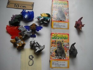 ゴジラ総攻撃。2箱＋ばら8個（10点＝ダブりなし。全19種中）、東宝映画、BANDAI2001。（定形外660円ok）。_V8