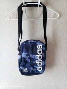 ☆adidas☆アディダス☆ショルダーバッグ☆斜め掛け☆青系☆カモフラ柄☆迷彩☆コンパクト☆☆