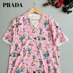 プラダ　PRADA 　コミック柄　Tシャツ　総柄　ピンク　Vネック　半袖　ロゴ