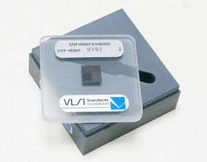 VLSI Standards Step Height Standard 9393オングストローム　=0.0009393 ミリメートル　微小段差の標準サンプルです