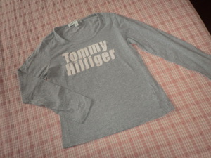 ★Tommy Hilfiger トミーヒルフィガー★サイズ4　ストレッチ付き　長袖Tシャツ　ロゴプリント付　グレー色