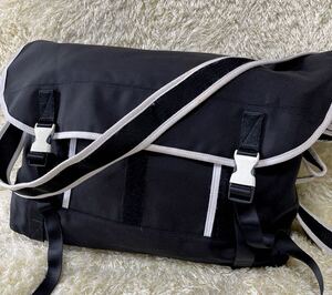 ロリンザ　LORINZA　メッセンジャーバッグ　ナイロン　ブラック　黒　大容量　ボディバッグ　MESSENGER BAG 日本ブランド