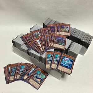 c395-22 80 トレーディングカード 遊戯王 KONAMI TCG デュエルモンスターズ まとめて 1000枚以上 大量セット 重複多数 ケース 値札 水 地