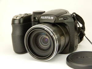 フジフィルム FUJIFILM FinePix S2500HD　単三電池駆動